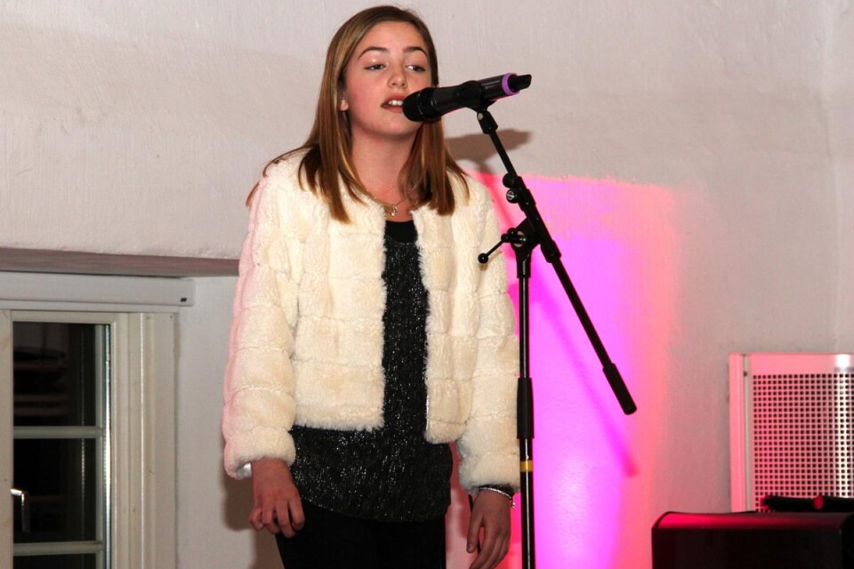 Den yngsta deltagaren i Future songwriting, Elisia Sundén, sjöng låten “Likadana” som handlar om att man är bra som man är och kan få vara olika. Foto: Carin Svensson