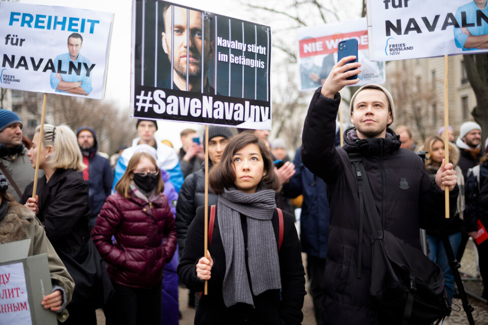 Människor som kräver att Aleksej Navalnyj ska släppas, i en demonstration i Berlin.