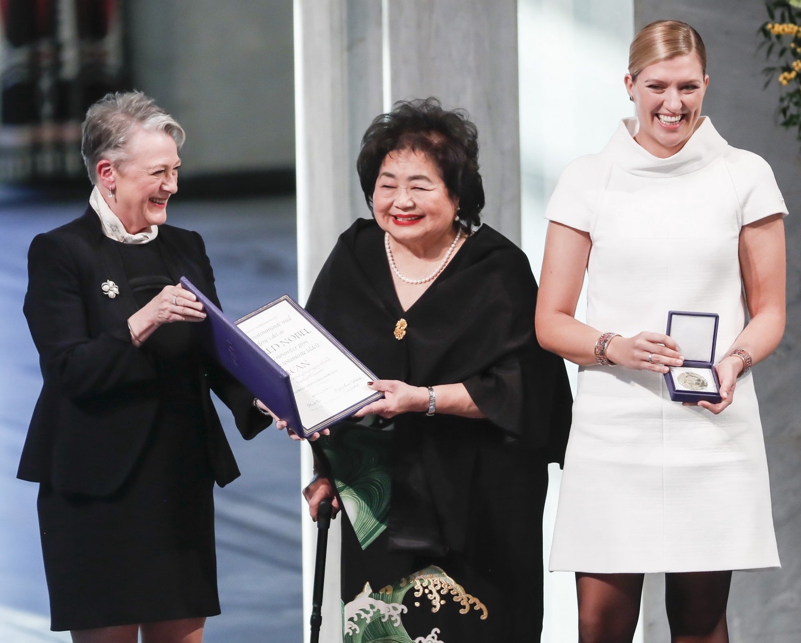 ICANs Beatrice Fihn och ICAN-aktivisten och Hiroshima-överlevaren Setsuko Thurlow mottar Nobels fredspris i Oslo
Foto: TT