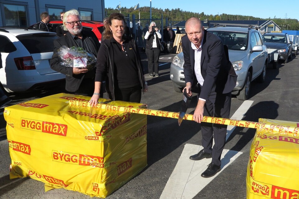 Näringslivschef Torbjörn Lind, Byggmax regionchef Charlotte Olsson och kommunstyrelsens ordförande Roger Fredriksson (M) inviger byggjättens nya Ronnebybutik – som är Byggmax 99:e butik i Sverige.