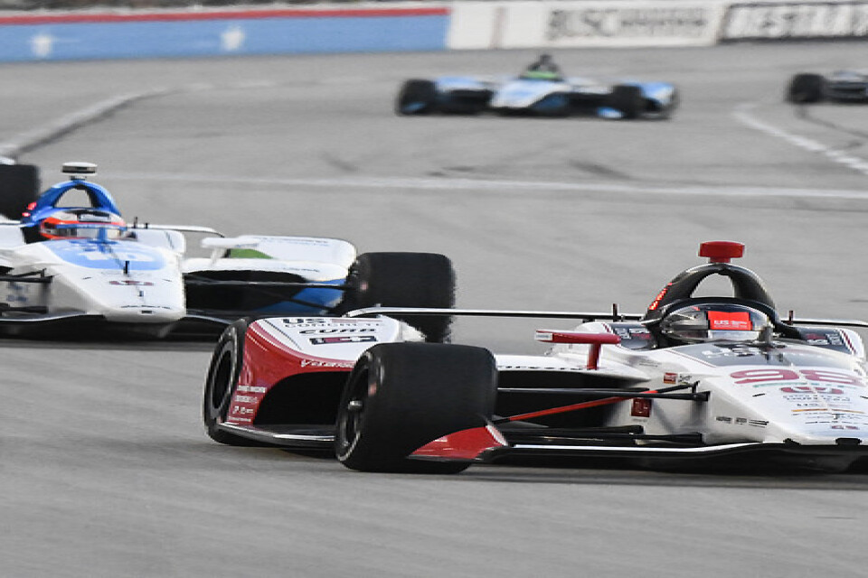 Marco Andretti (98) framför Felix Rosenqvist (10) i första kurvan på ovalbanan Texas Motor Speedway.