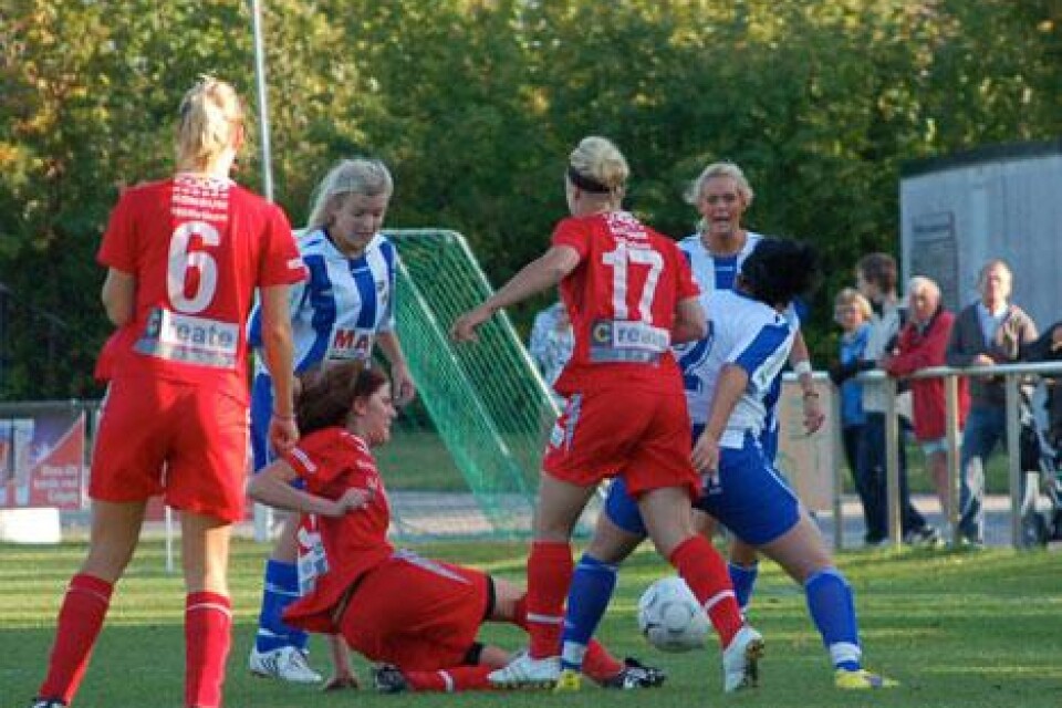 Det var bitvis rörigt på planen mellan HGIF och IFK. Matchen slutade 2–2.