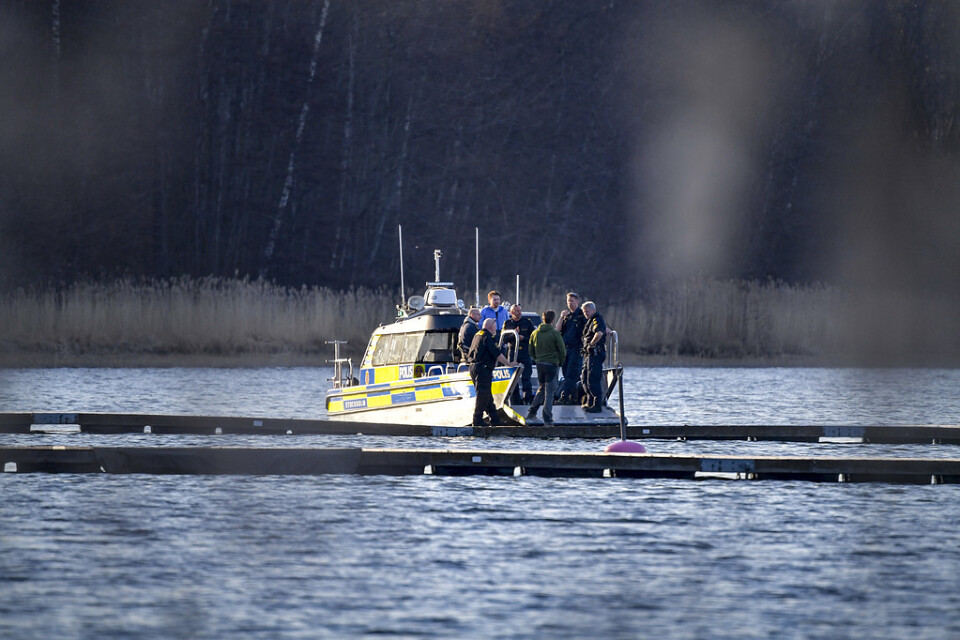 Fiskare fann en död kropp i vattnet mellan Silverdal och Ulriksdal i Sollentuna kommun, norr om Stockholm.