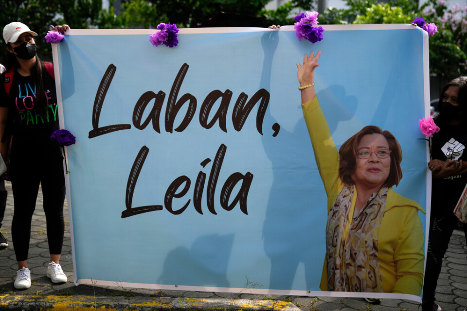"Kämpa Leila" – Leila de Limas anhängare samlades utanför domstolen i Muntinlupa.