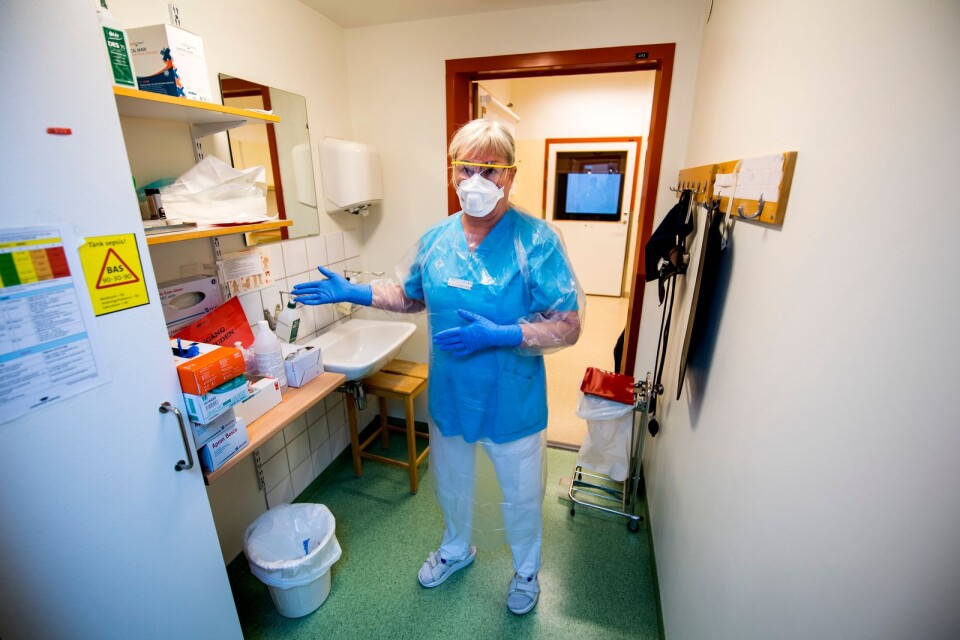 Sjuksköterskan Carina Thålin har tagit på sig skyddsutrustningen som krävs inför varje provtagning av misstänkt coronasmitta.