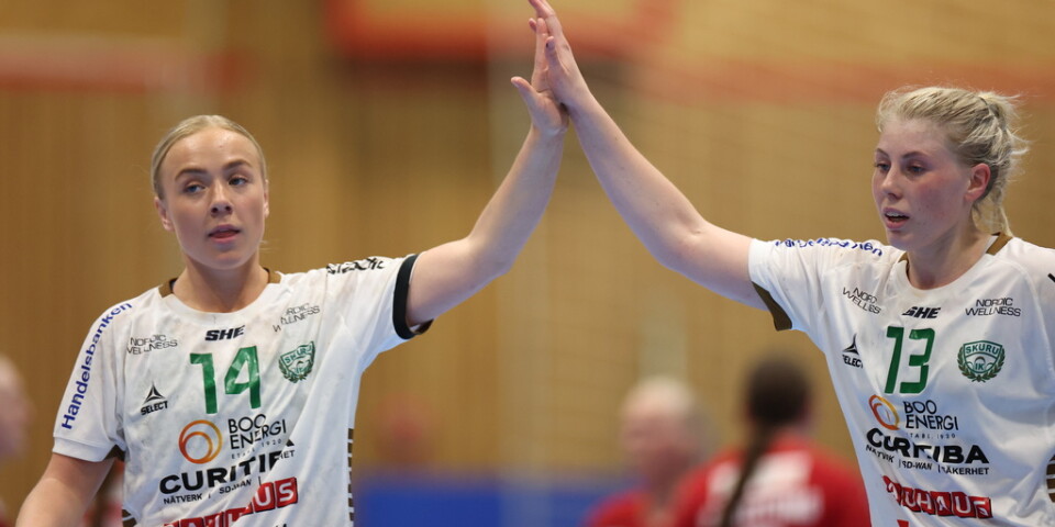 Skurus Vilma Mathijs Holmberg och Wilma Schelin jublar över ett av målen mot H65 Höör.