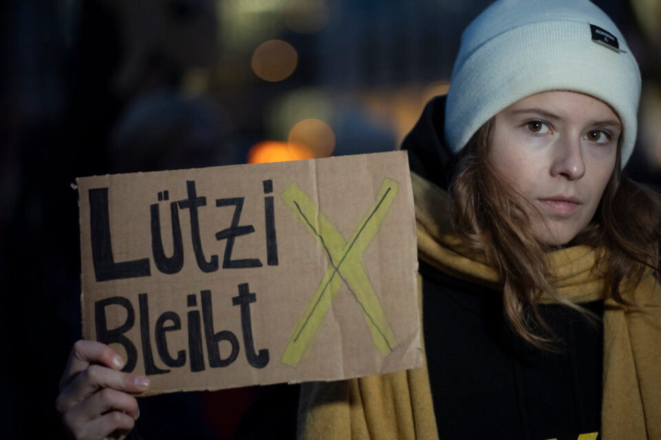 Luisa Neubauer håller upp en skylt med budskapet att Lützerath ska finnas kvar, under en protest i Berlin häromdagen.