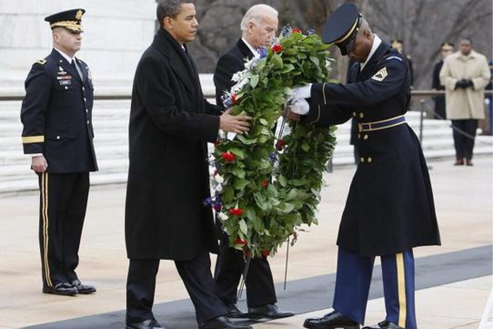Barack Obama och Joe Biden lägger en krans vid Arlington kyrkogården, januari 2009.