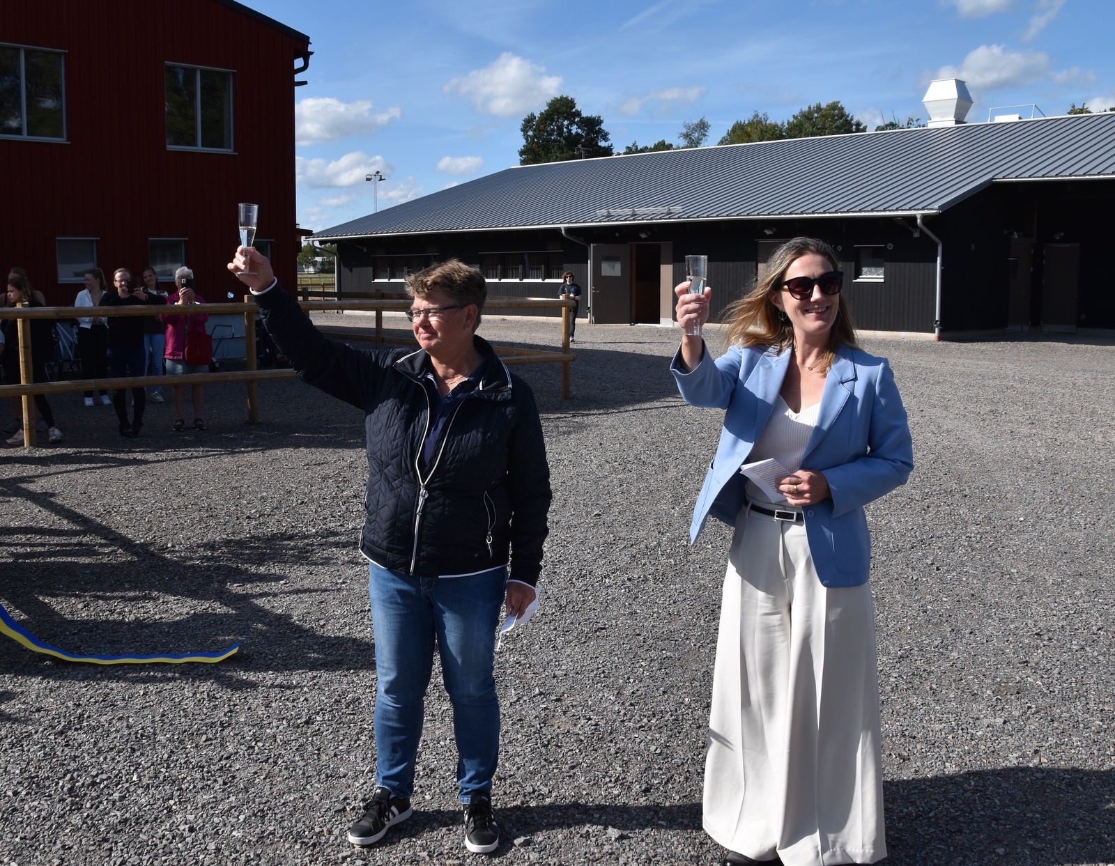 Liselott Lindqvist och Veronica Axelborg skålar med alla besökare.