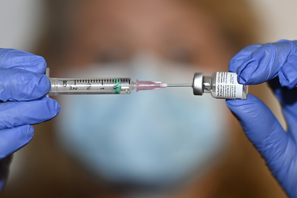 Tre månader efter två sprutor med Pfizers vaccin hade antikroppsnivåerna halverats. Arkivbild.