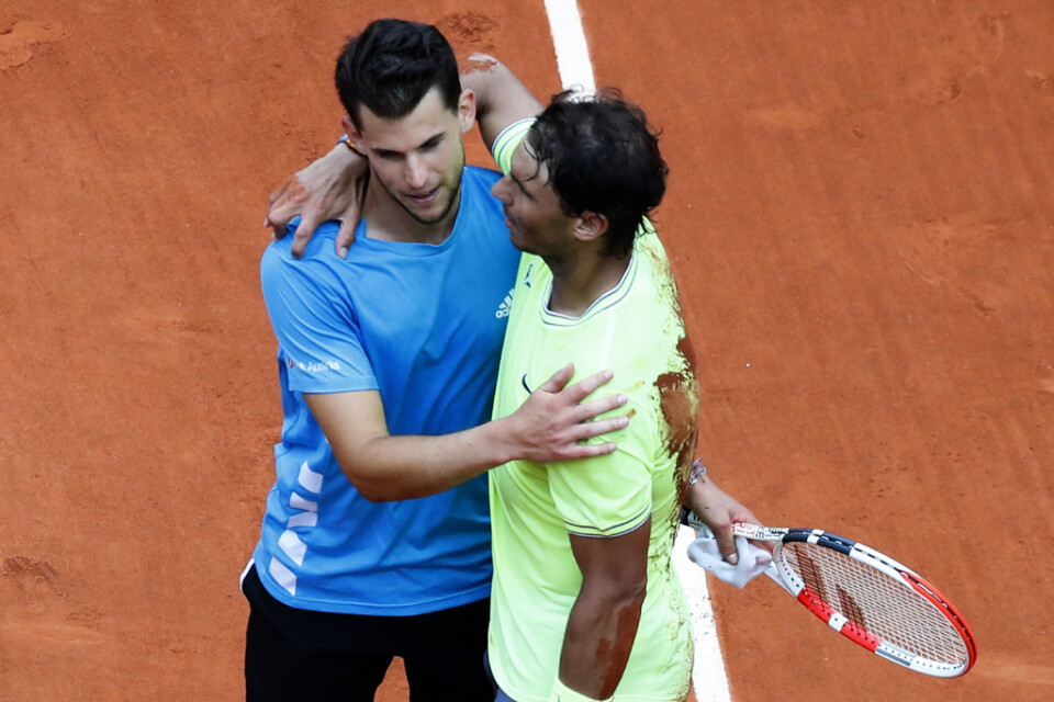 Rafael Nadal, till höger, kramar om Dominic Thiem efter finalsegern i Franska mästerskapen i fjol.