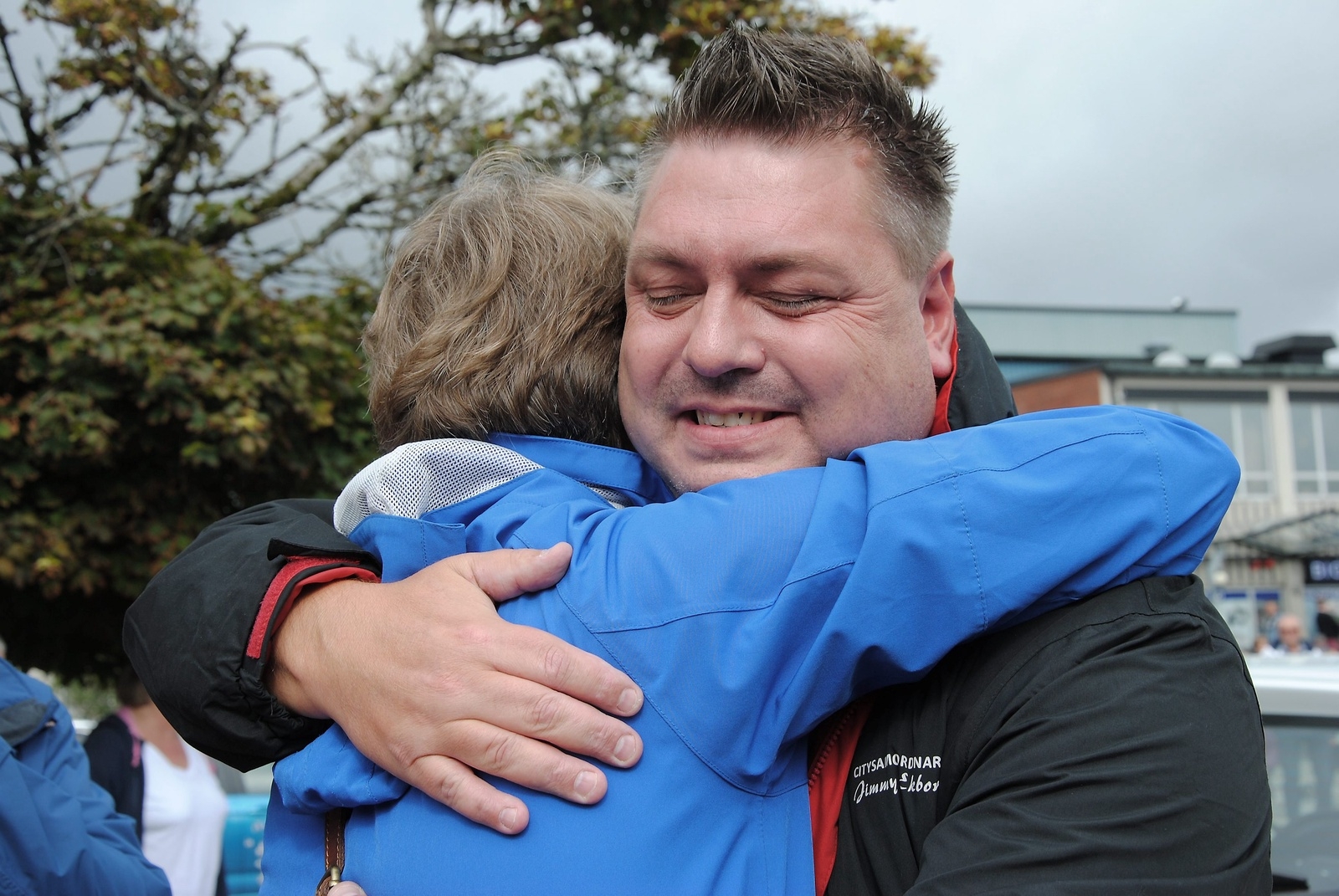 Centrumsamordnaren Jimmy Ekborg kramar om Ingrid Balte, som vann billotteriet. FOTO: SUSANNE GÄRE
