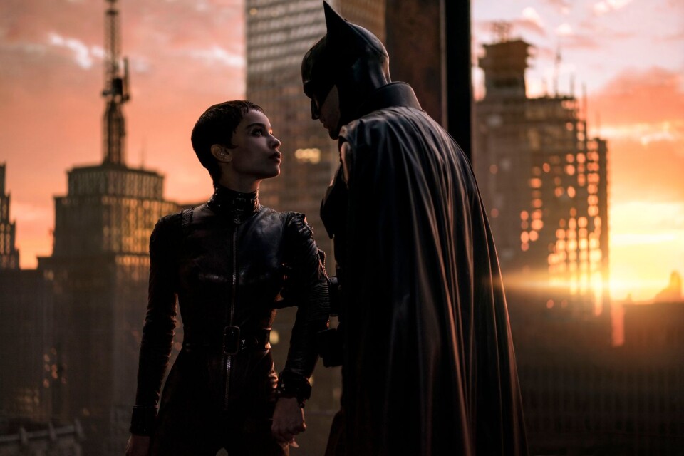 Zoe Kravitz och Robert Pattinson, Catwoman och Batman, har uppenbar kemi trots att de mestadels skådespelar maskerade.