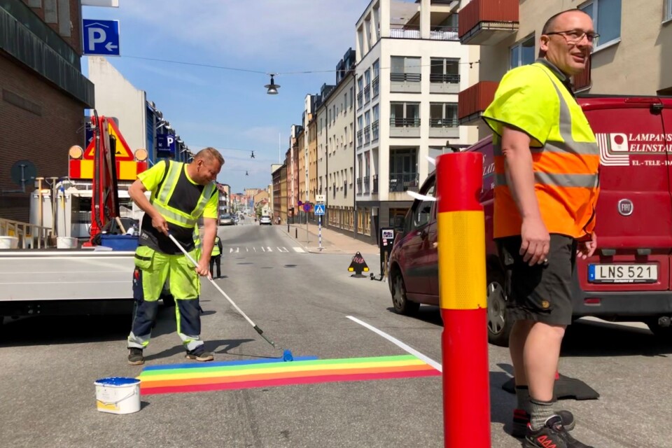 Trafikingenjören Johan Lindh, längst fram i bild, när flaggan på Norra Smedjegatan målades under fredagseftermiddagen.
