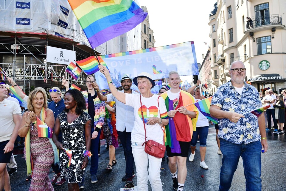 Barbro Westerholm (L) med prideflaggan i Stockholm Pride Parade, där hon gick tillsammans med partiledaren Nyamko Sabuni.