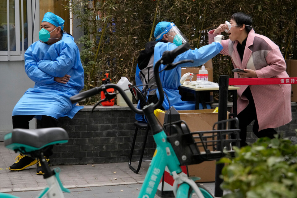 En kvinna genomgår ett covidtest i Peking på söndagen.