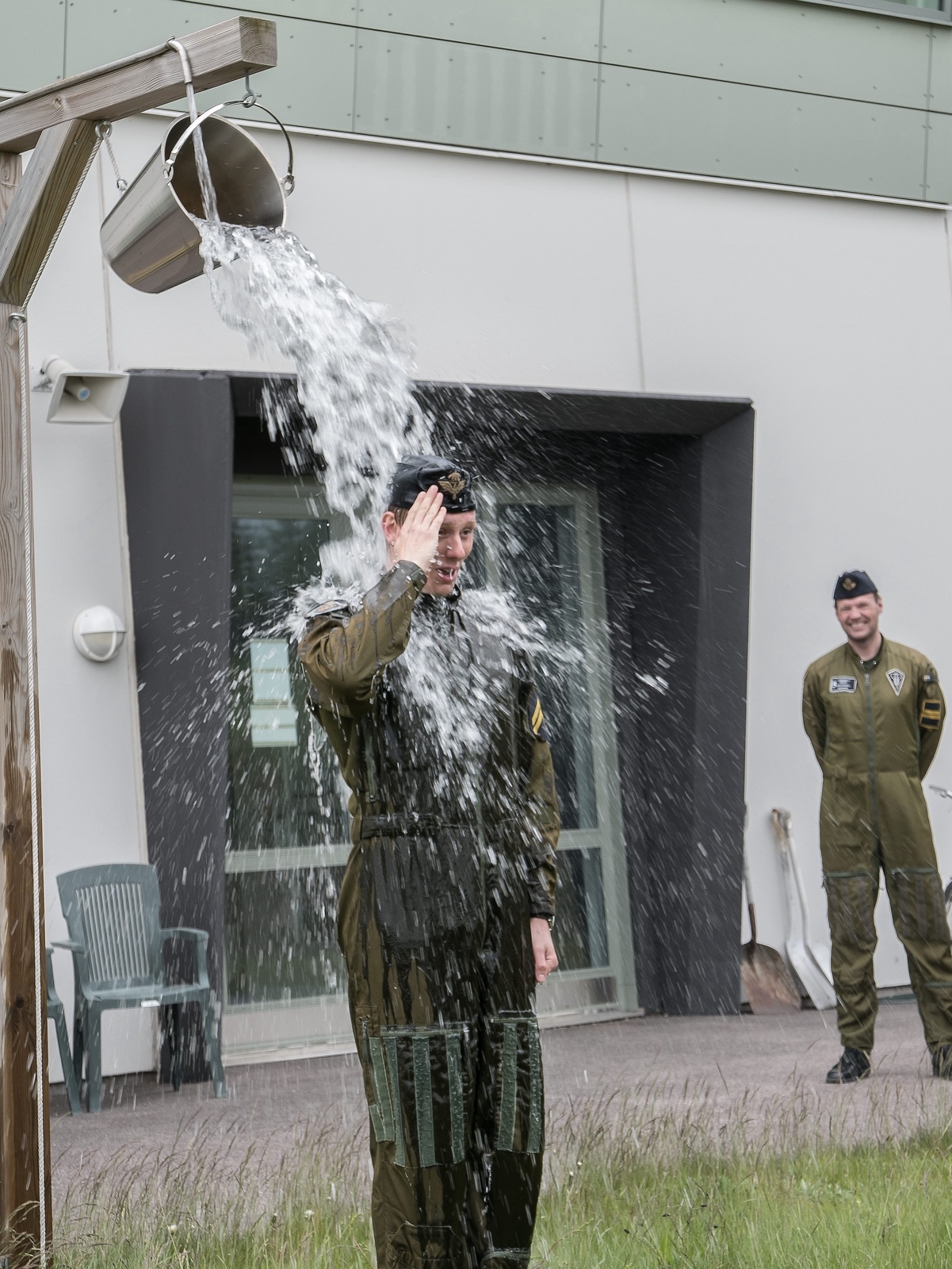 ”Dop” efter första flygning i enkelkommando i SK 60. 
Foto Jan Basilius/Försvarsmakten