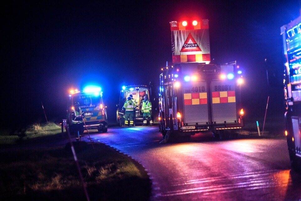 Flera ambulanser närvarade vid olyckan strax söder om Knislinge.