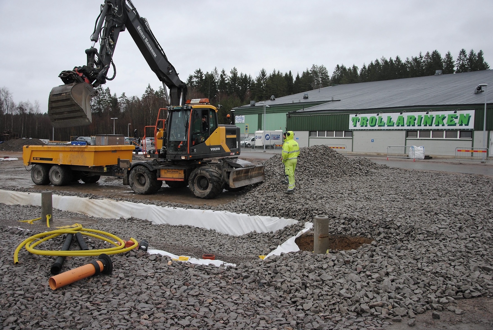 Arbetet med att färdigställa Trollacenter i Glimåkra till Tiomila pågår in i det sista.