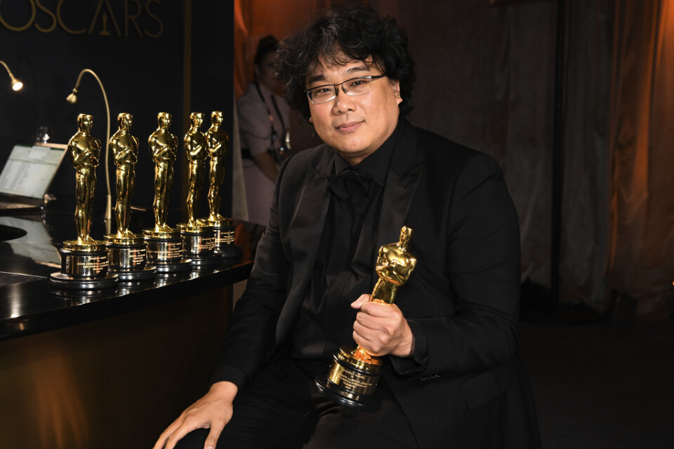 Regissören Bong Joon-Ho med statyetterna som han och hans film "Parasit" tog hem vid årets Oscarsgala. Arkivbild.