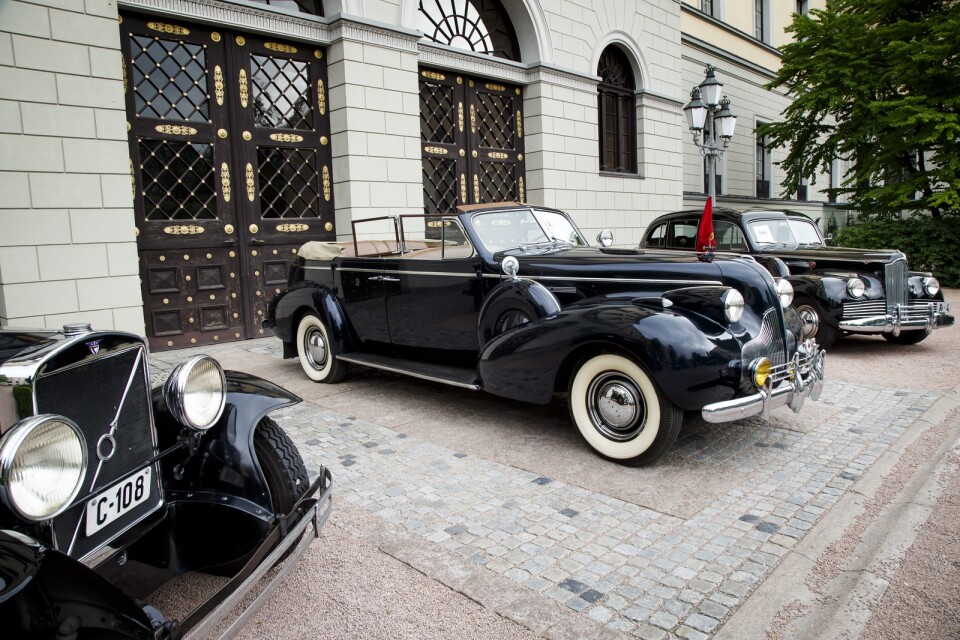Hur kan kungens gamla bilar möta moderna miljökrav? Bilden är från en utställning i Oslo 2016, med en Volvo 652 från 1930 närmast, den kända Buick Roadmastern från 1939 i mitten och en A-4 Packard 1942 till höger.