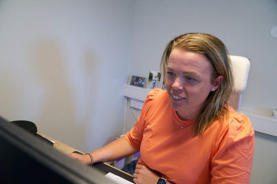 Lina Sundberg på kontoret i Herrljunga.