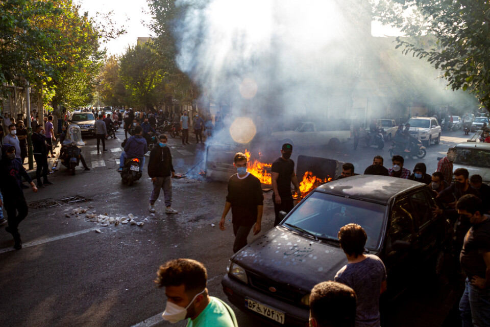Protesterna visar inga tecken på att avta. Bild skickad till nyhetsbyrån AP, tagen i Teheran den 27 oktober.