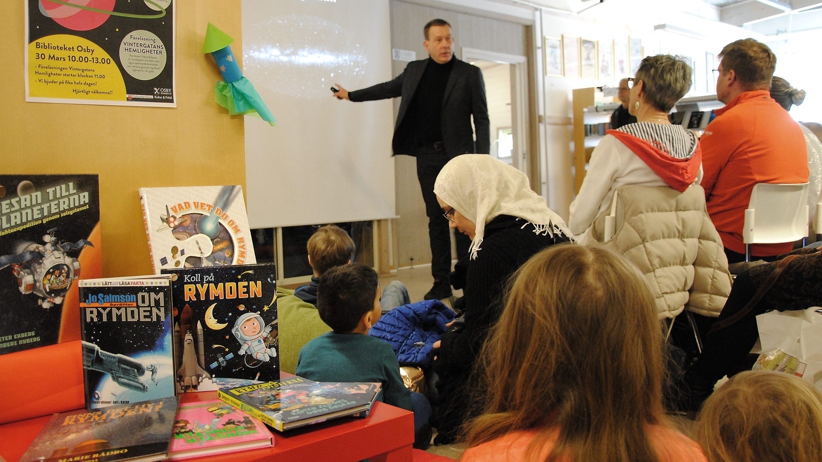 Urban Eriksson höll föreläsning om Vintergatans hemligheter på Osby bibliotek.
