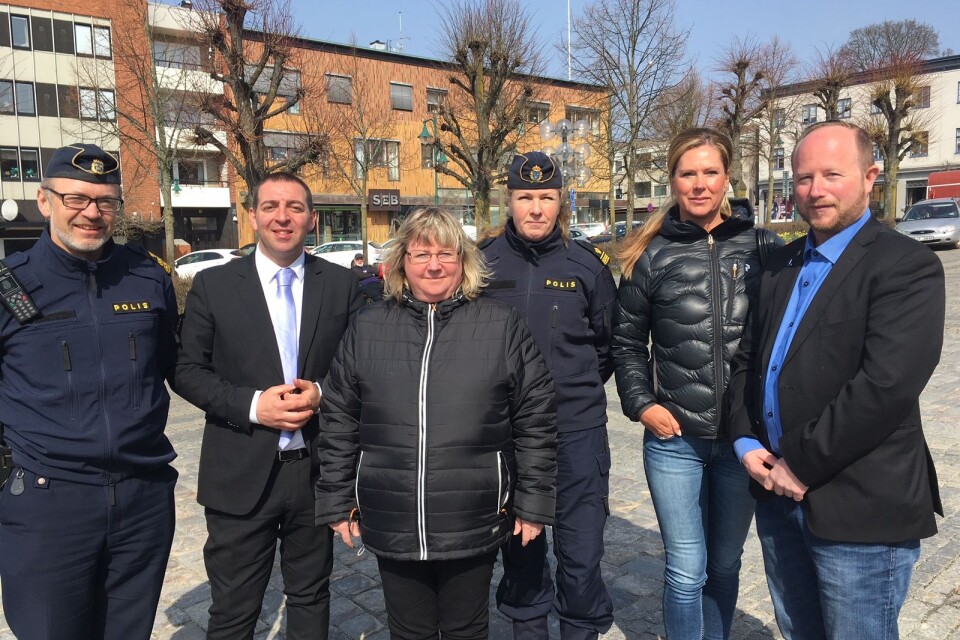 Polischefen Magnus Bergman, riksdagsman Roger Haddad, polisens Helena Renberg, Katarina Johansson och Janicke Persbring och Roger Gardell (L) i Ronneby.