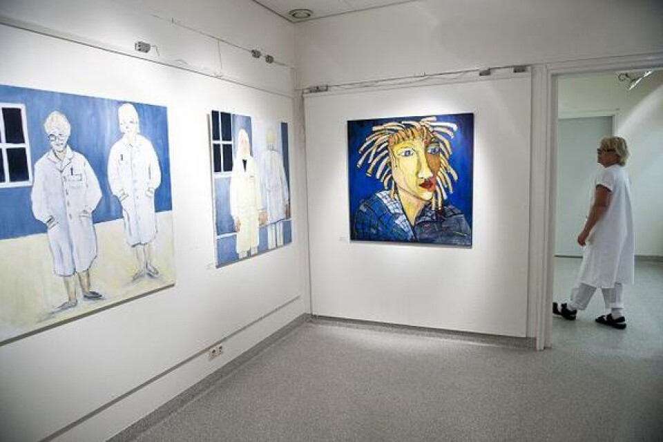 Paulina Barth tittar in hos Galleri Konstlustan, där målningar av Louise Östlund hänger i främre rummet.
