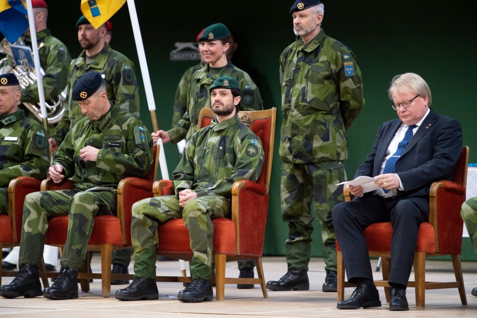 ÖB Micael Bydén, Prins Carl Philip och försvarsminister Peter Hultqvist vid en medaljceremoni i Stockholm.