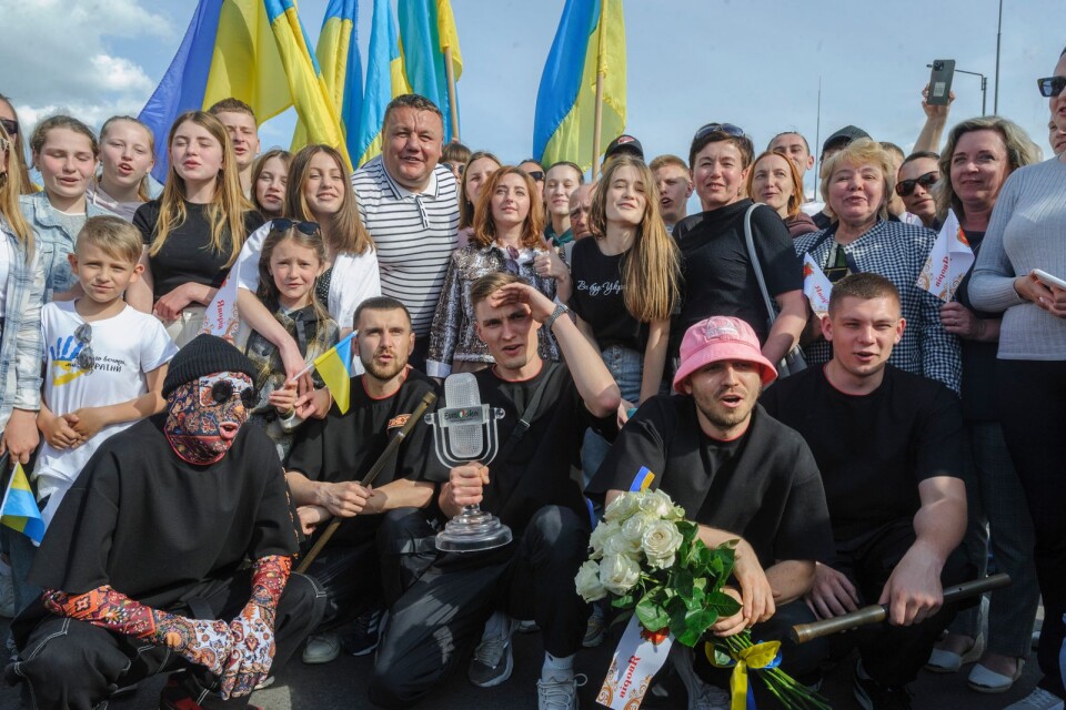 Kalush Orchestra, som vann helgens Eurovision Song Contest, välkomnas hem vid den ukrainsk-polska gränsen tidigare i veckan.