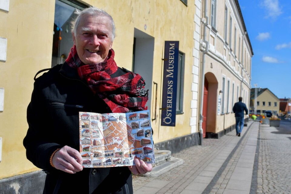 Lennart Nilsson, ordförande i föreningen Gamla Cimrishamn, med den nytryckta kartan i sin hand. Kartfoldern finns att hämta gratis på Österlens museum och ett flertal andra platser i Simrishamn.
