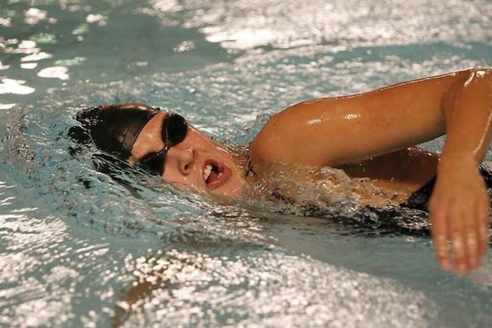 Sista simtagen innan allvaret Nathalie Lindborg, 16, ingår i simförbundets satsning OS i London 2012, men vill redan vara med i Peking i augusti. I helgen ska hon försöka kvala in till EM. BILD: Claes Nyberg
