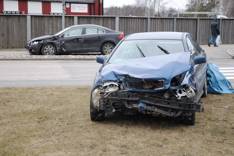 Den ena bilen fick hela fronten intryckt vid kollisionen. Ingen av förarna skadades i olyckan.                             foto: Stefan Olofson