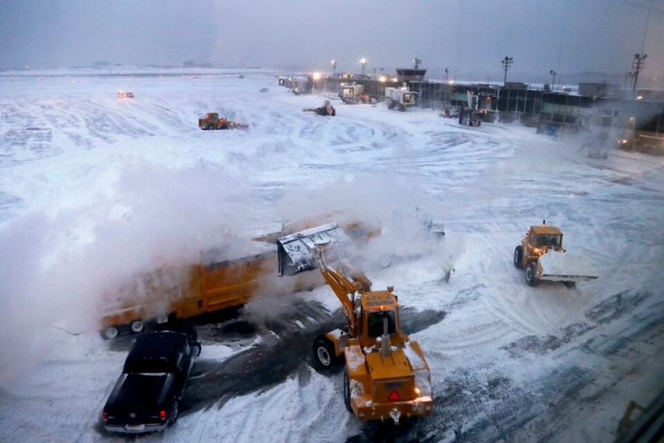 Snöröjning i torsdags på flygplatsen LaGuardia i New York.