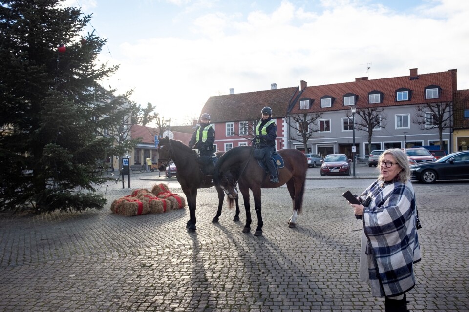 På första advent besökte polisens rytteri med Kajsa Thörneby och Anna-Karin Cavalli-Björkman, och hästarna Aspen och Status, Simrishamn. Lena Lindberg var en av Simrishamnsborna som stannade upp för att fotografera och prata med poliserna.