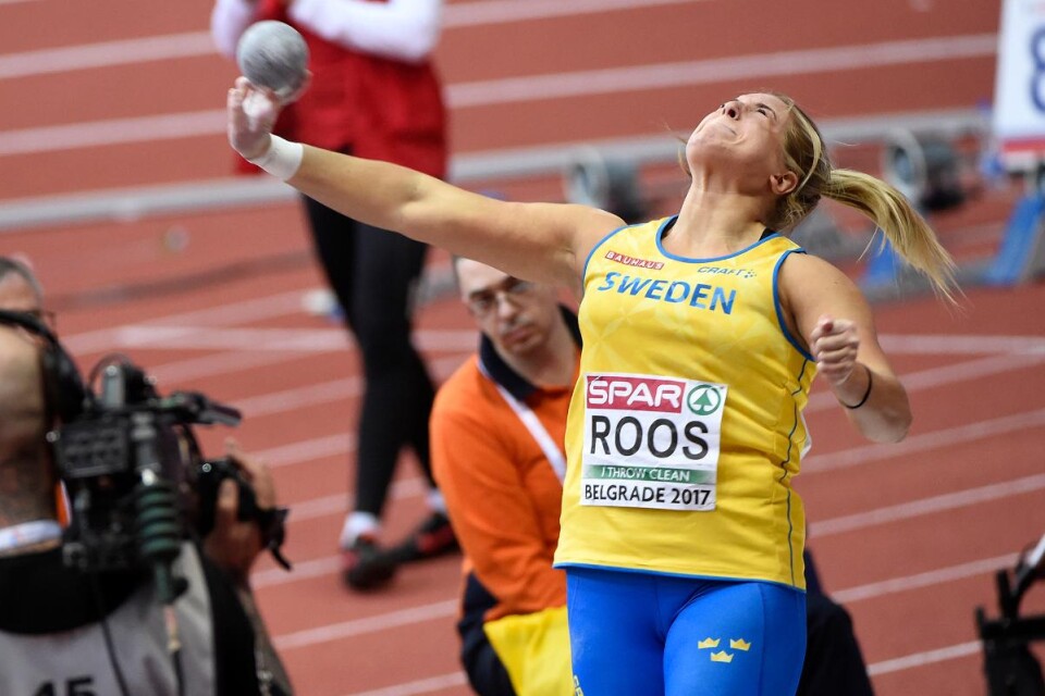 Fanny Roos vräker iväg kulan hela 18 meter och 13 centimeter under EM-finalen i Belgrad. Det gav henne en fjärdeplats. Foto: Thomas Windestam DECA Text&Bild