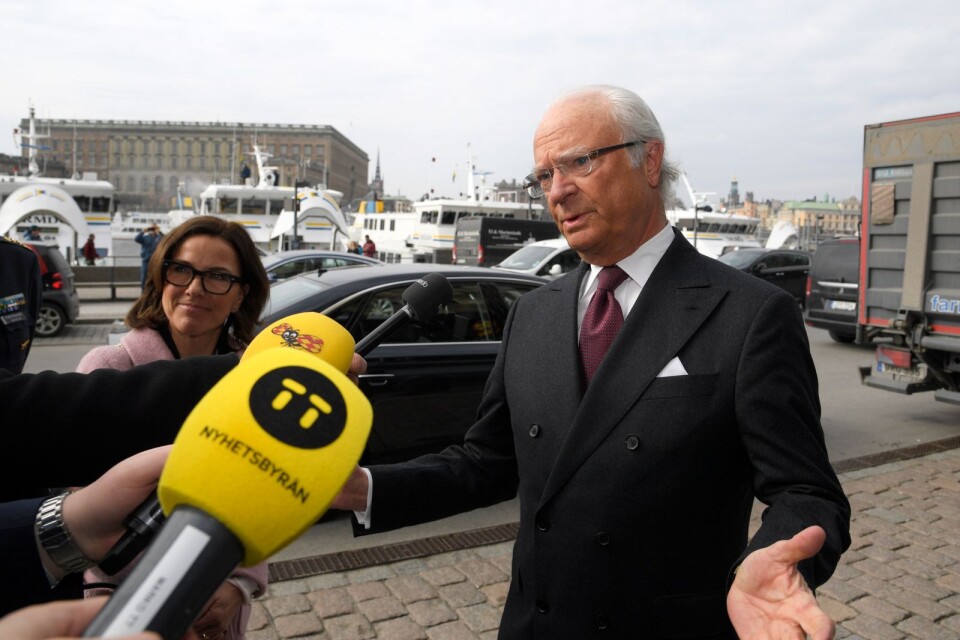 Kung Carl XVI Gustaf öppnar för att låta omformulera Svenska Akademiens stadgar.