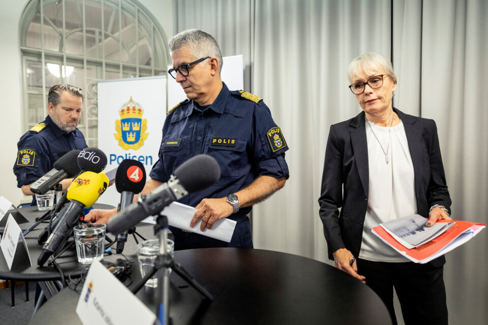 Noachefen Johan Olsson, rikspolischef Anders Thornberg och tf riksåklagare Katarina Johansson Welin vid en pressträff om våldsvågen under fredagen.