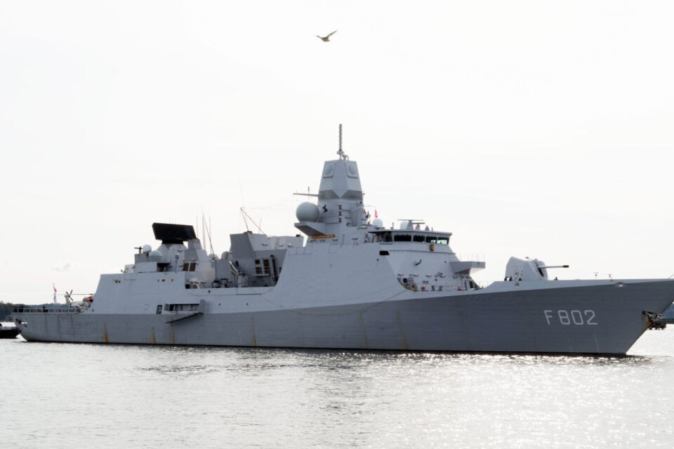 HNLMS De Zeven Provinciën angör kaj i Frihamnen i Stockholm. Örlogsbesöket är planerat sedan tidigare.