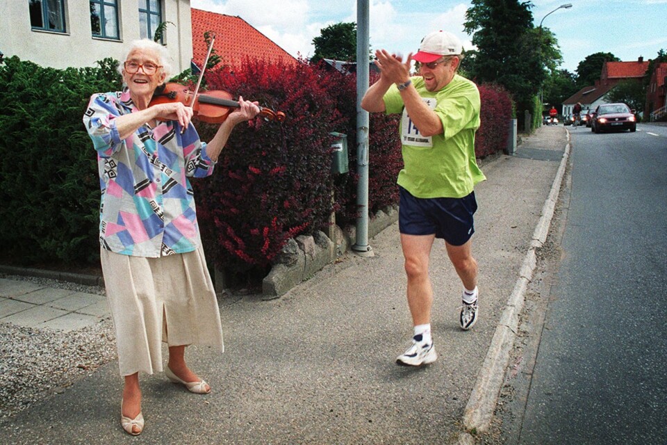 YA:s före detta fotograf Bo-Åke ”Bass” Nilsson hamnar för ovanlighetens skull själv på bild. Året är 1999.  89-åriga Ester Olsson som tagit ut fiolen för att spela för löparna i stafettmaran"