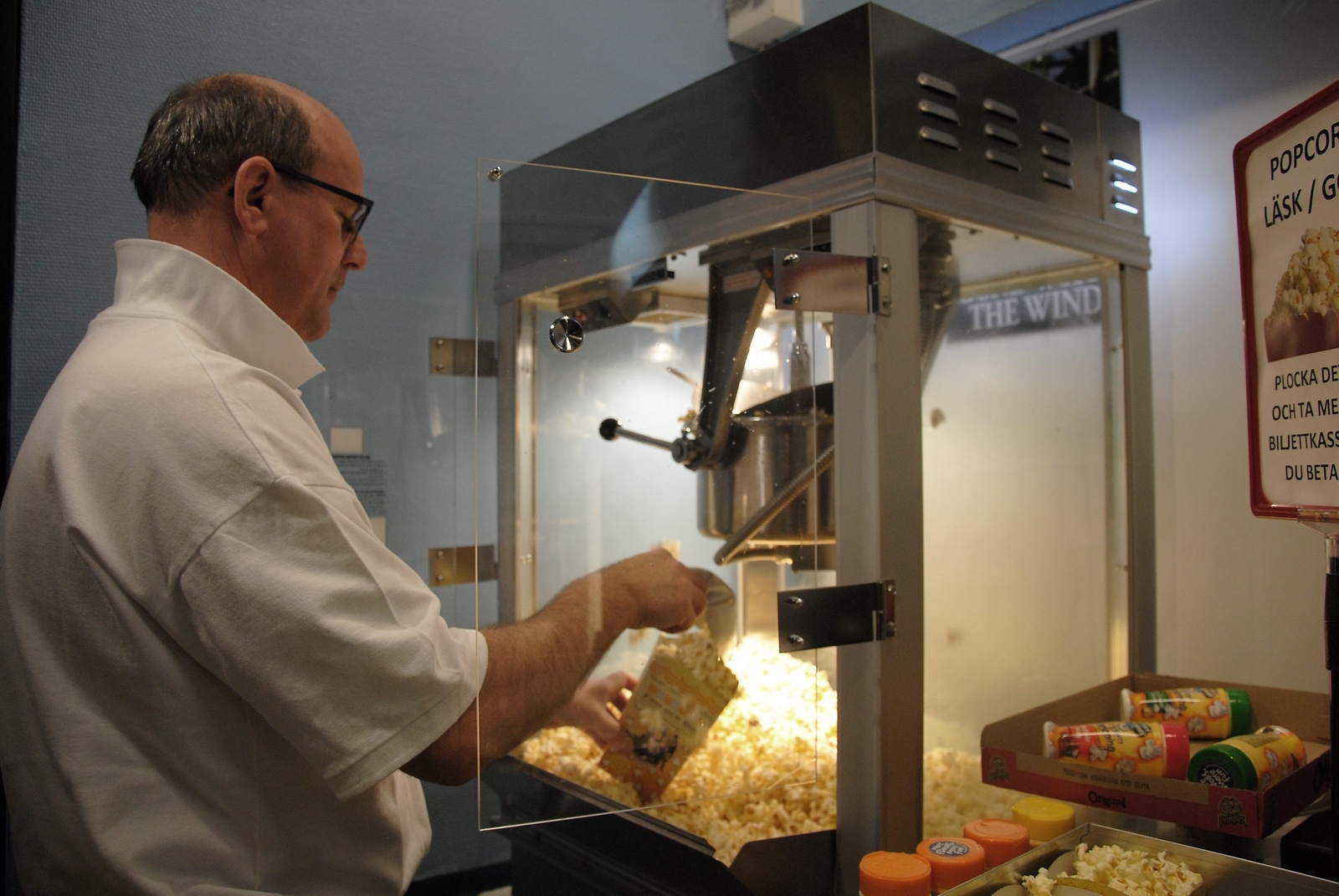 Lennart Hansson poppar popcorn för fulla muggar. Han tillhör gänget som jobbar på Borgen.