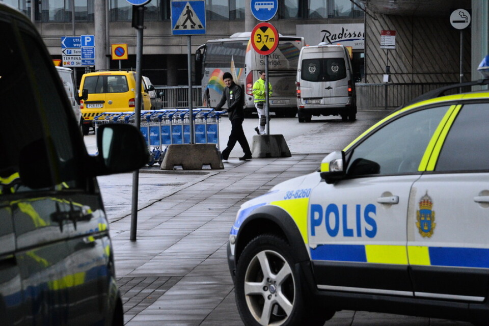 En polis får löneavdrag efter ett vådaskott på polisstationen vid Arlanda flygplats. Arkivbild.