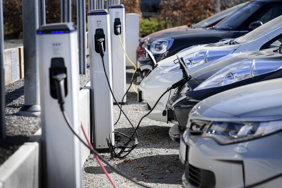 Laddstationer kommer att dyka upp på allt fler bensinmackar, där man kan ladda både sig själv och elbilen med energi.