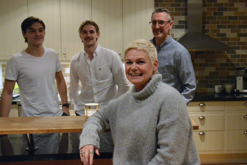 Samling i köket! Lena Hallbäck tillsammans med männen i sitt liv, sönerna Ludvig och Anton samt mannen Jerry. Foto: Jan Ohlsson