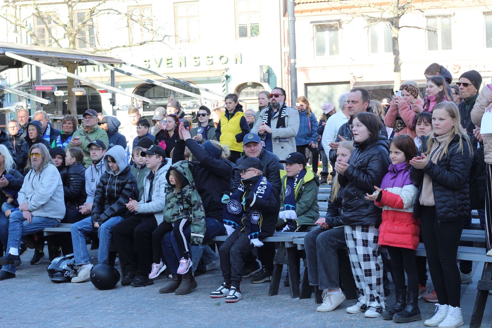 Ett par hundra människor ville vara på Larmtorget och hylla FBC Kalmar.