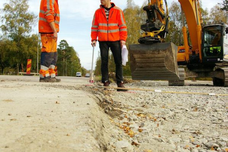 Tommy Andersson och Joakim Sandahl från Mark och miljö i Ljungby vid den kant som när den är färdig skall göra insteget enklare.