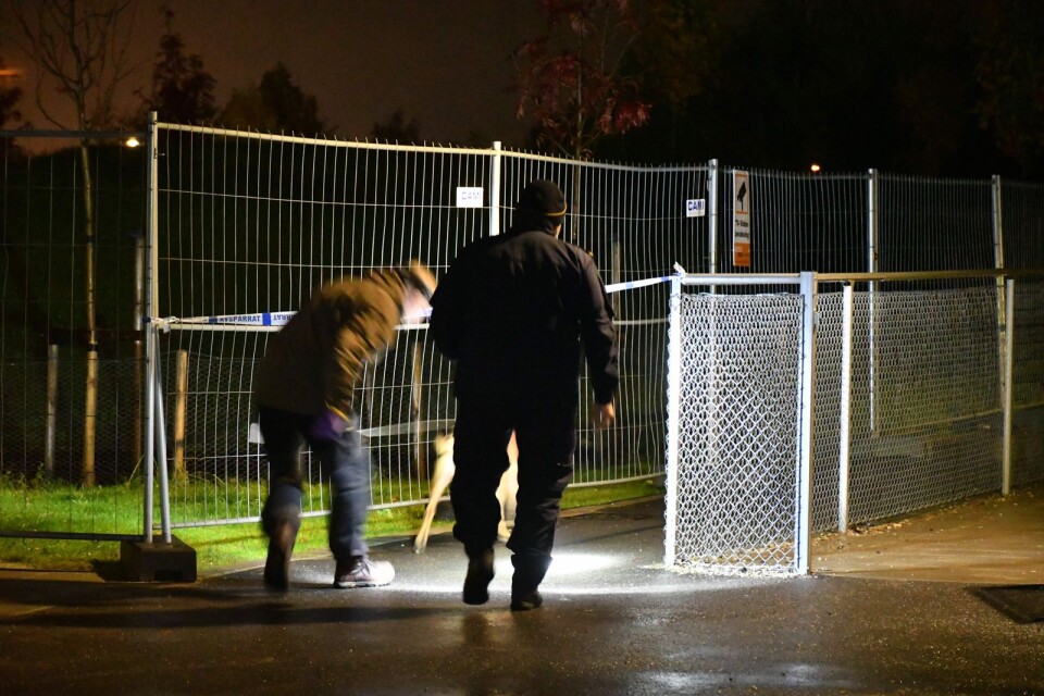 Vid 01-tiden var polisens tekniker och specialsökhund fortfarande kvar på plats vid Västervångskolan i Trelleborg.
