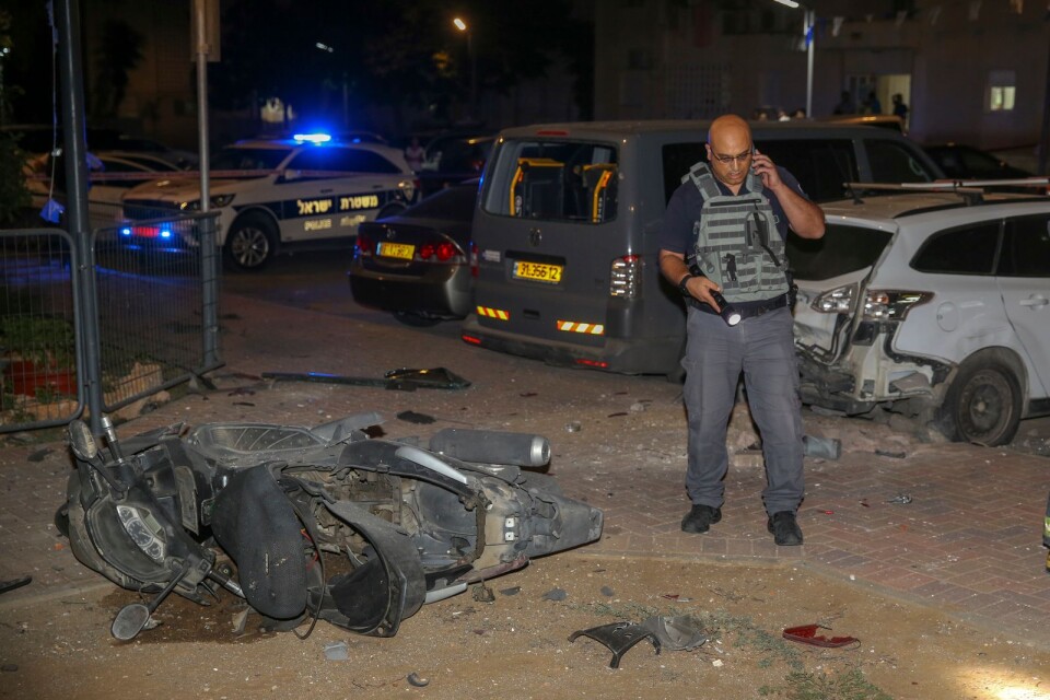En vakt studerar materiella skador där en raket från Gaza har slagit ner i Sderot.